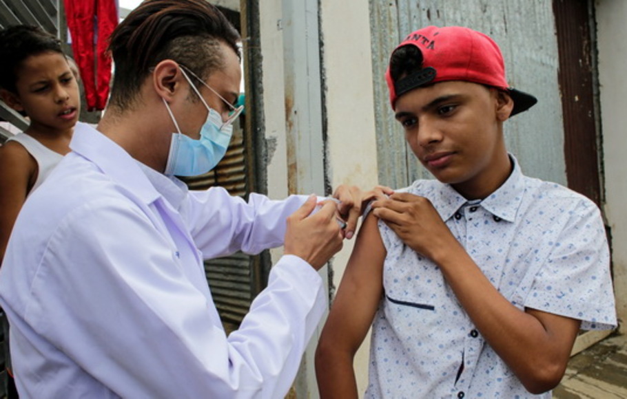 Seorang remaja menerima dosis vaksin Abdala Kuba melawan Covid-19 di pusat vaksinasi keliling di Managua, Kuba, pada Kamis 18 November 2021. 