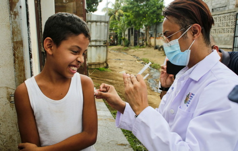 Seorang anak menerima dosis vaksin Abdala Kuba melawan Covid-19 di pusat vaksinasi keliling di Managua, Kuba pada Kamis 18 November 2021. Pemerintah memulai kampanye vaksinasi 