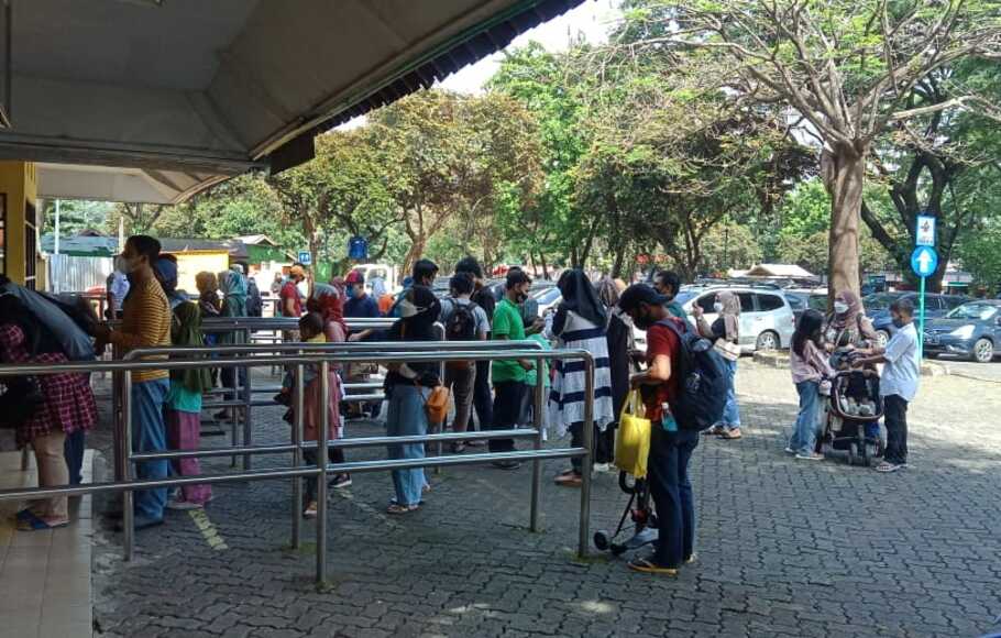 Situasi pengunjung Taman Margasatwa Ragunan, Jakarta Selatan, Sabtu, 20 November 2021.