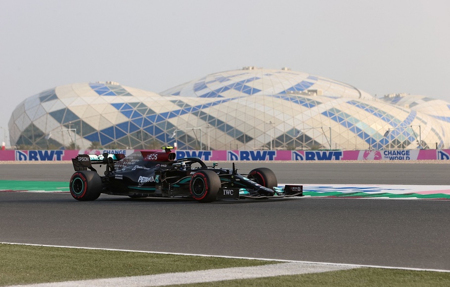 Pembalap Mercedes asal Finlandia Valtteri Bottas di sesi latihan ketiga jelang Grand Prix Formula 1 Qatar di Sirkuit Internasional Losail, pada 20 November 2021. 
