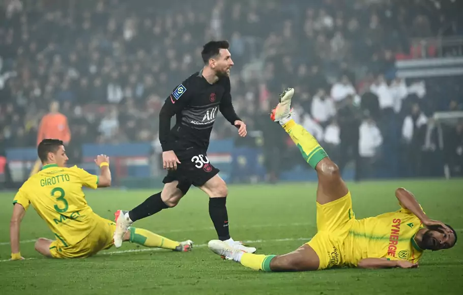 Penyerang Paris Saint-Germain (PSG) Lionel Messi (tengah) merayakan gol setelah menjebol gawang Nantes.