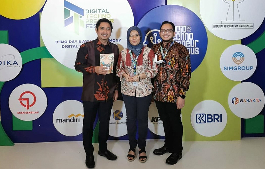 Ketua Umum HIPMI Sumatera Barat Brian Putra Bastara (kiri) dan Cherry Lenggogeni (tengah) berfoto bersama dalam acara Digital Technopreneur Fest di Kempinski, Jakarta, Jumat, 19 November 2021. 