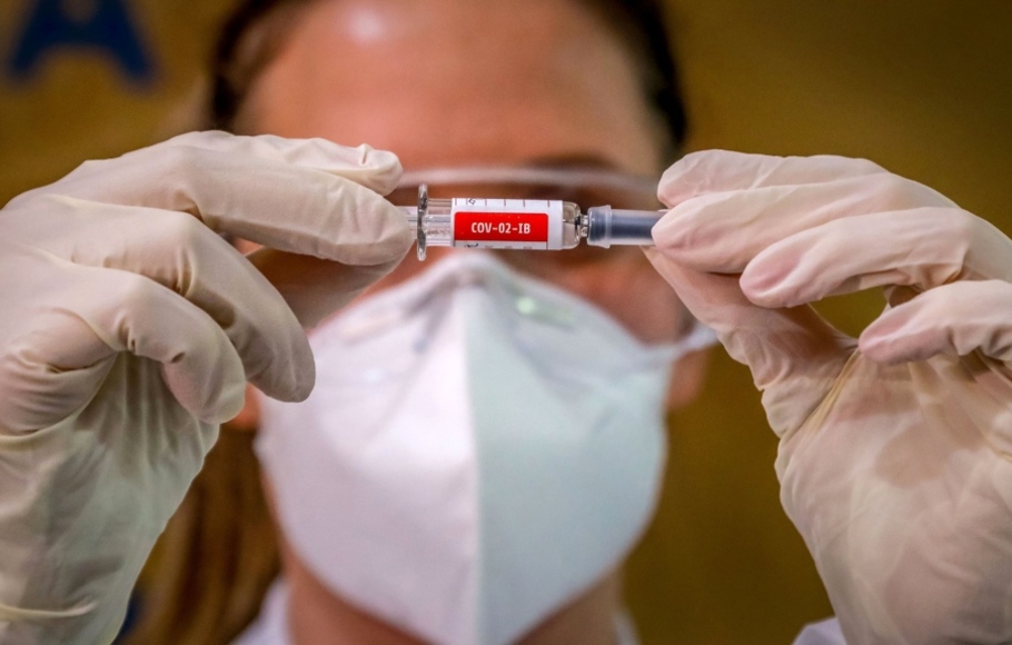Seorang perawat dengan vaksin Covid-19 yang diproduksi oleh perusahaan Tiongkok Sinovac di Rumah Sakit Sao Lucas, di Porto Alegre, Brasil selatan pada 8 Agustus 2021.