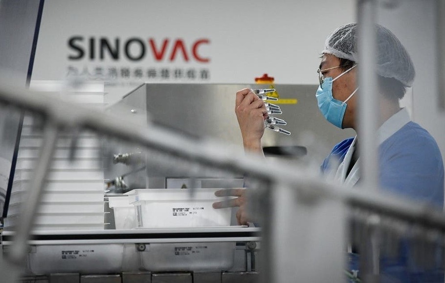 Seorang anggota staf bekerja selama tur media di pabrik baru yang dibangun untuk memproduksi vaksin virus corona Covid-19 Sinovac, di Beijing, Tiongkok pada 24 September 2020. 
