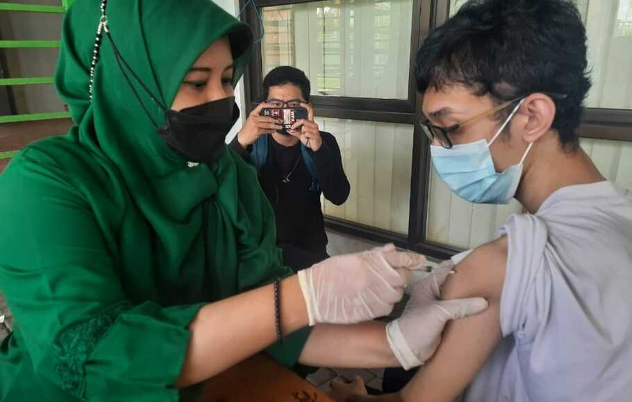 Sentra layanan vaksinasi di Stadion Patriot Candrabhaga Kota Bekasi masih dibuka untuk masyarakat umum sejak Senin hingga Minggu.