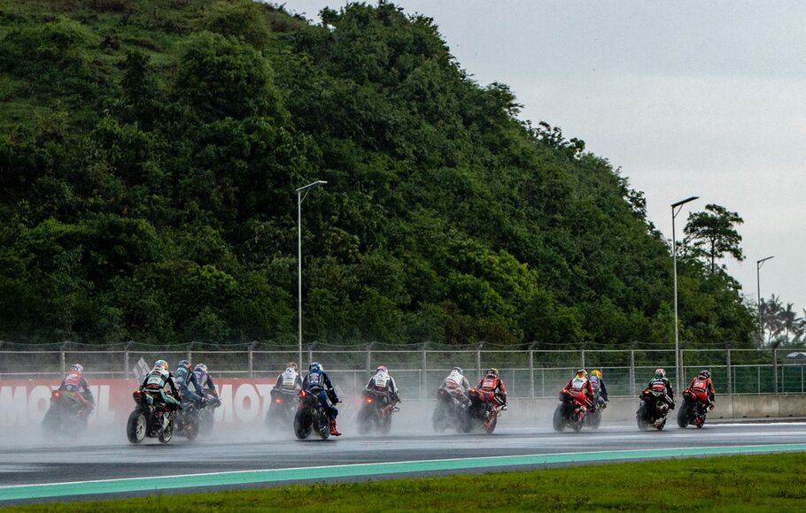 Para pembalap Superbike bertarung dalam Race 2 yang diguyur hujan di Sirkuit Internasional Mandalika, 21 November 2021. 