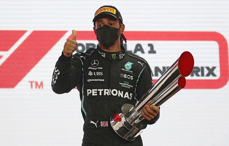 Pembalap Mercedes asal Inggris, Lewis Hamilton, merayakan kemenangannya di podium Grand Prix Formula 1 Qatar di Sirkuit Internasional Losail, 21 November 2021. 