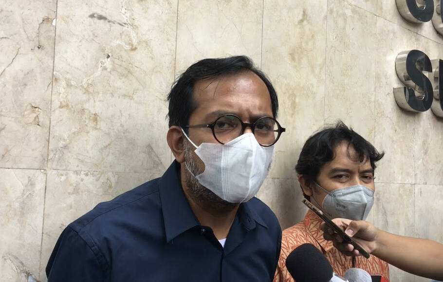 Direktur Eksekutif Lokataru Haris Azhar usai diperiksa sebagai terlapor atas kasus dugaan pencemaran nama baik di Polda Metro Jaya, Senin, 22 November 2021. 
