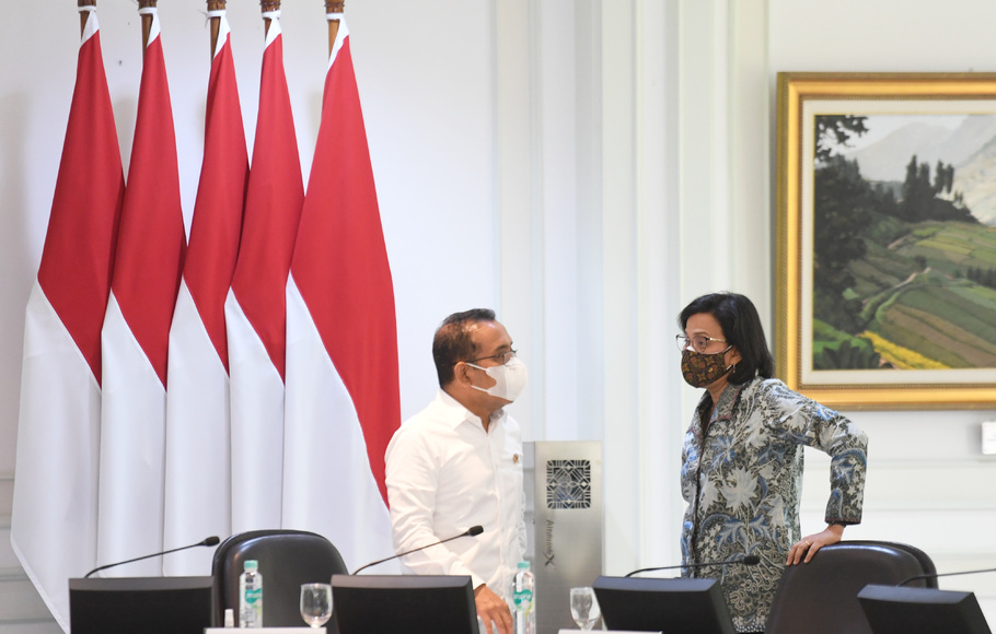 Menteri Sekretaris Negara Pratikno (kiri) berbincang dengan Menteri Keuangan Sri Mulyani sebelum mengikuti rapat terbatas di Kantor Presiden, Jakarta, Senin, 22 November 2021.