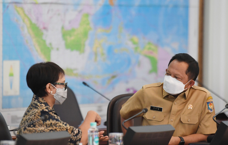 Menteri Dalam Negeri Tito Karnavian (kanan) berbincanh dengan Menteri Luar Negeri Retno Marsudi sebelum mengikuti rapat terbatas di Kantor Presiden, Jakarta, Senin, 22 November 2021.