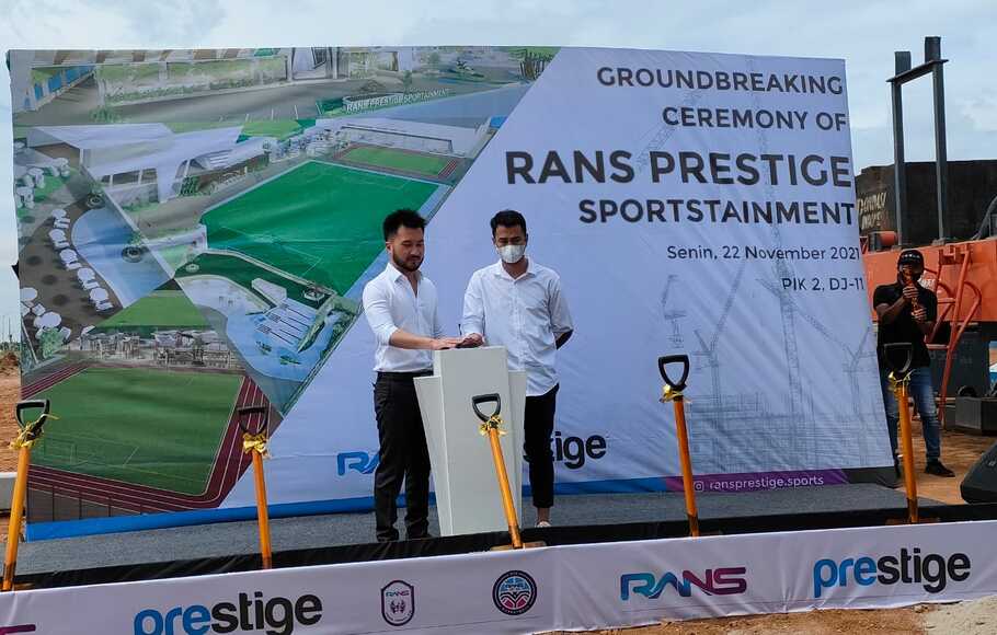 Raffi Ahmad bersama pebisnis Rudy Salim menggelar groundbreaking RANS Prestige Sportstainment, di kawasan elite Pantai Indah Kapuk 2, Senin 22 November 2021.