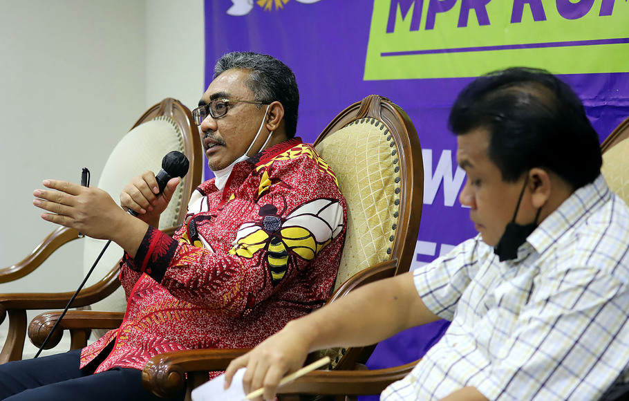 Wakil Ketua MPR Jazilul Fawaid (kiri) bersama pengamat politik Sidratahta Mukhtar (kanan) memberikan paparan saat diskusi empat pilar MPR di Kompleks Parlemen, Senayan, Jakarta, Senin, 22 November 2021.