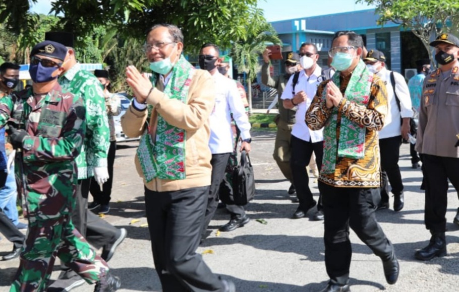 Menteri Koordinator Bidang Politik, Hukum, dan Keamanan, Mahfud MD bersama Menteri Dalam Negeri, Muhammad Tito Karnavian, saat berkunjung ke Pulau-Pulau Kecil Terluar (PPKT) di Pulau Laut dan Pulau Sekatung, di Kabupaten Natuna, Provinsi Kepulauan Riau.