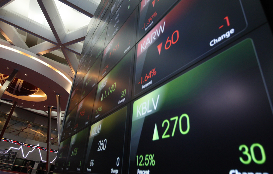 Layar elektronik menampilkan pergerakan harga saham di Bursa Efek Indonesia (BEI) di Jakarta.
