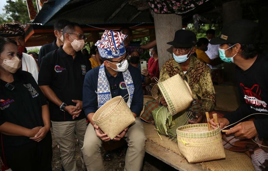 Menteri Pariwisata dan Ekonomi Kreatif Sandiaga Salahuddin Uno mengunjungi Desa Wisata Kole Sawangan, Tana Toraja, Sulawesi Selatan yang dikenal memiliki potensi wisata dari kerajinan seni anyaman bambu. 