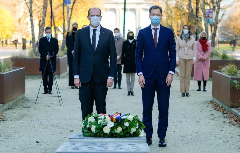 Perdana Menteri Belgia Alexander De Croo (kanan) dan Perdana Menteri Prancis Jean Castex mempersembahkan karangan bunga saat upacara penghormatan kepada para korban serangan teroris pada 22 Maret 2016 di Brussels, Belgia, Selasa 22 November 2021.