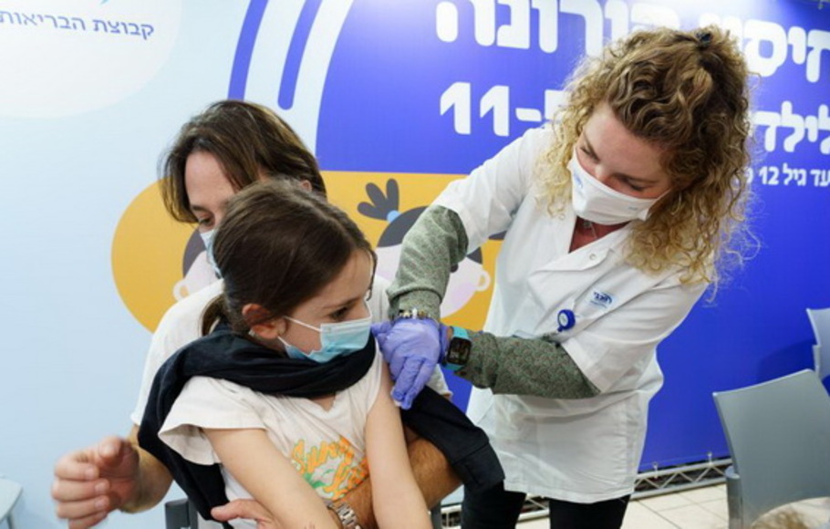Seorang anak menerima vaksin Covid-19 di tempat vaksinasi di Ramat Hasharon, Israel, Senin 22 November 2021.