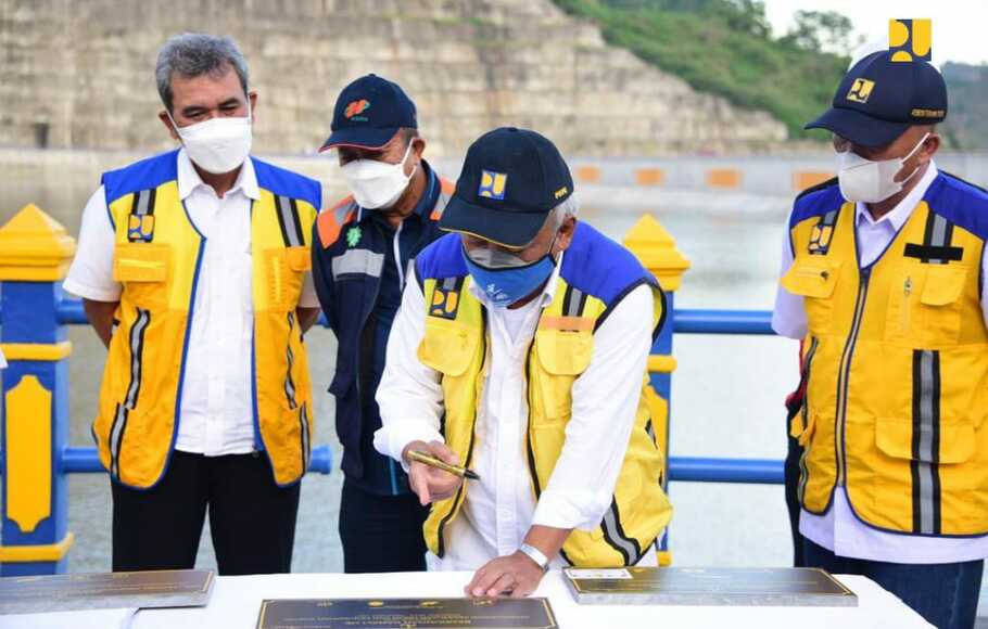 Menteri Pekerjaan Umum dan Perumahan Rakyat (PUPR) Basuki Hadimuljono menandatangani ketujuh prasasti infrastruktur publik yang telah dibangun di Provinsi Sulawesi Selatan.
