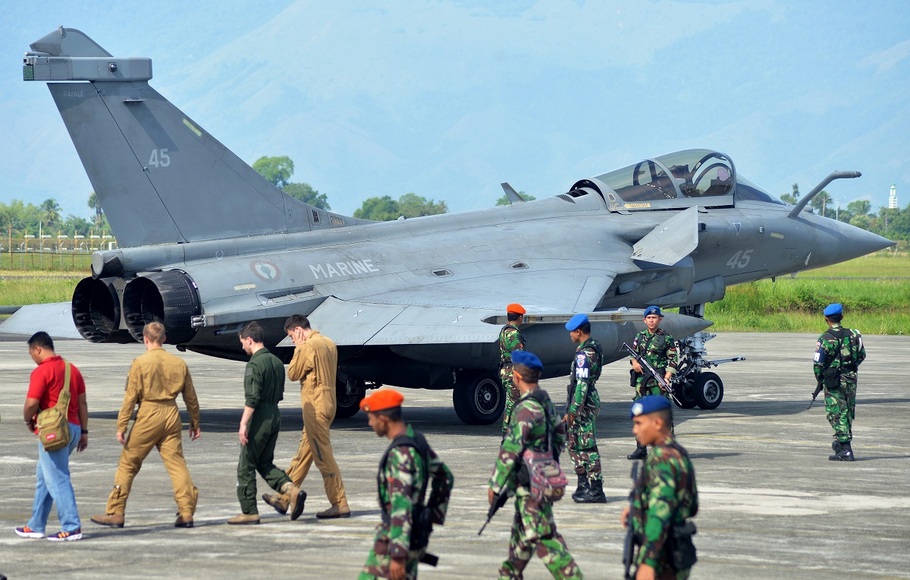 Prajurit TNI AU melakukan pengamanan terhadap pesawat tempur Rafale Angkatan Laut Prancis di Lanud Sultan Iskandar Muda (SIM), Blangbintang, Aceh Besar, Aceh, pada Mei 2019.
