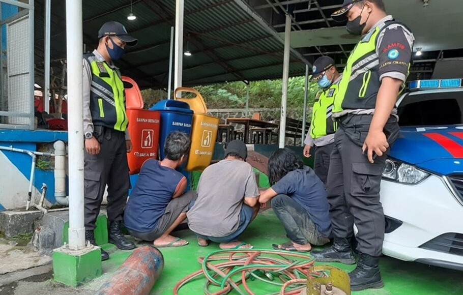 Polisi menangkap pencuri besi di proyek kereta cepat di Tol Jakarta-Cikampek Km 34 , Selasa, 23 November 2021.