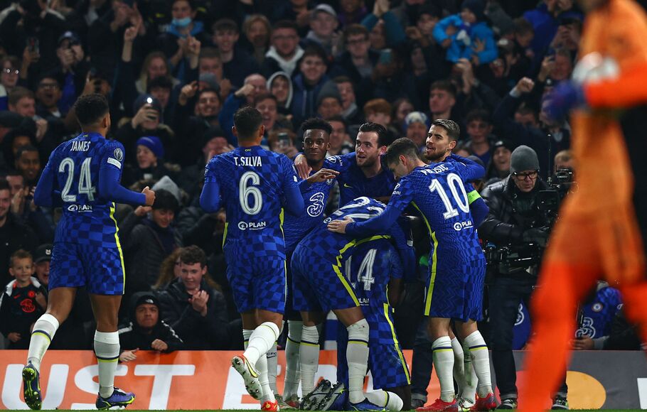 Bek Chelsea Trevoh Chalobah disambut rekan-rekannya usai mencetak gol ke gawang Juventus di Liga Champions.