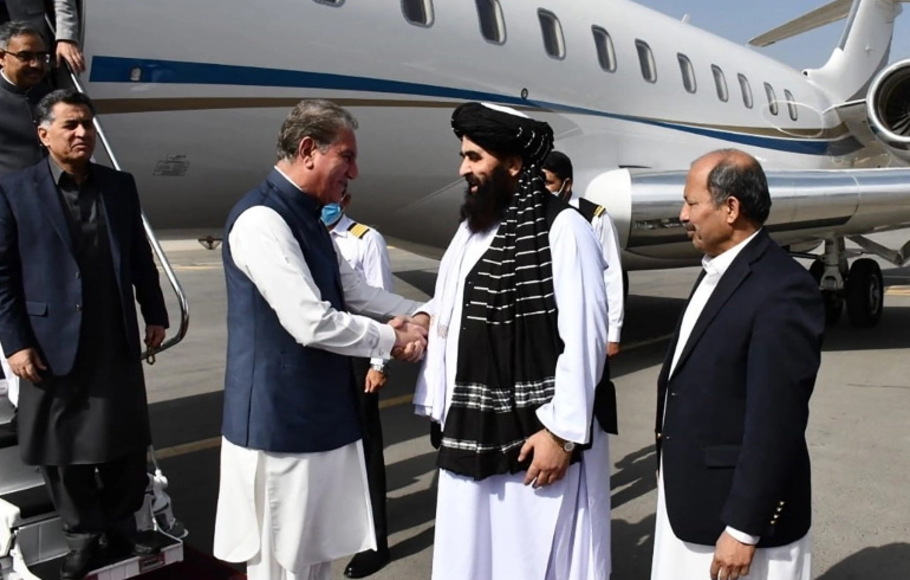 Penjabat Menteri Luar Negeri Afghanistan Amir Khan Muttaqi (kanan) menyambut Menteri Luar Negeri Pakistan Shah Mahmood Qureshi di Kabul, Afghanistan. 