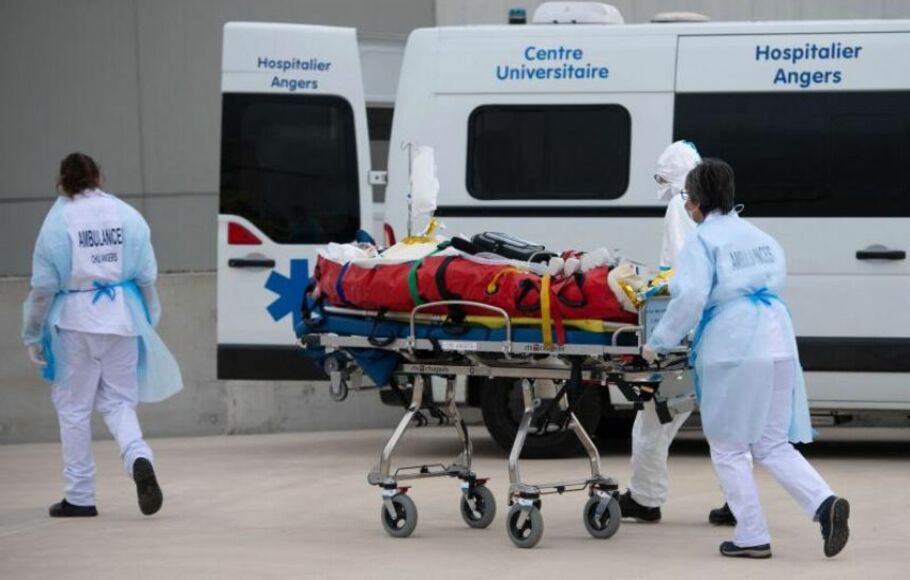 Para petugas memindahkan pasien Covid-19 di salah satu rumah sakit di Prancis. Pada Selasa 23 November 2021, WHO memprediksi lonjakan kasus kematian akibat Covid-19 di wilayah Eropa. 