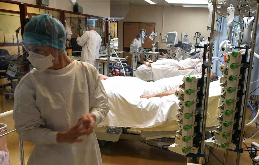 Tenaga medis merawat pasien di unit perawatan intensif Covid-19 di University Hospital Center di Montpellier, Prancis.