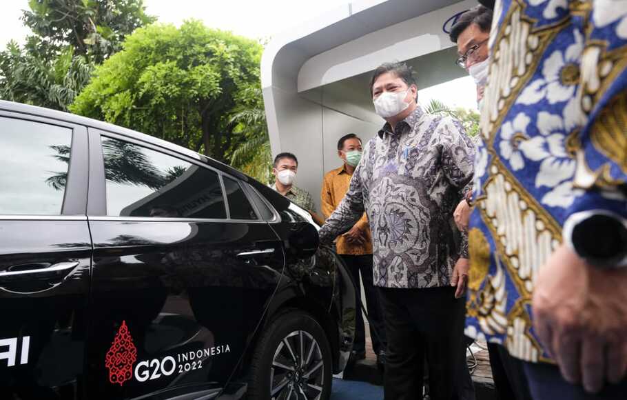 Menteri Koordinator Bidang Perekonomian Airlangga Hartarto dalam acara serah terima penggunaan mobil listrik dari Hyundai sebagai kendaraan resmi Delegasi G-20 di Jakarta, Rabu 24 November 2021.