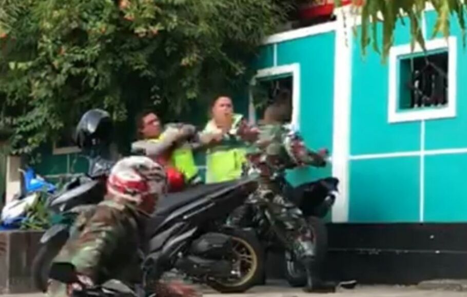 Tangkapan layar dari video viral tiga oknum polisi dan tentara yang baku pukul di Kota Ambon, Maluku, Rabu 24 November 2021 sore.