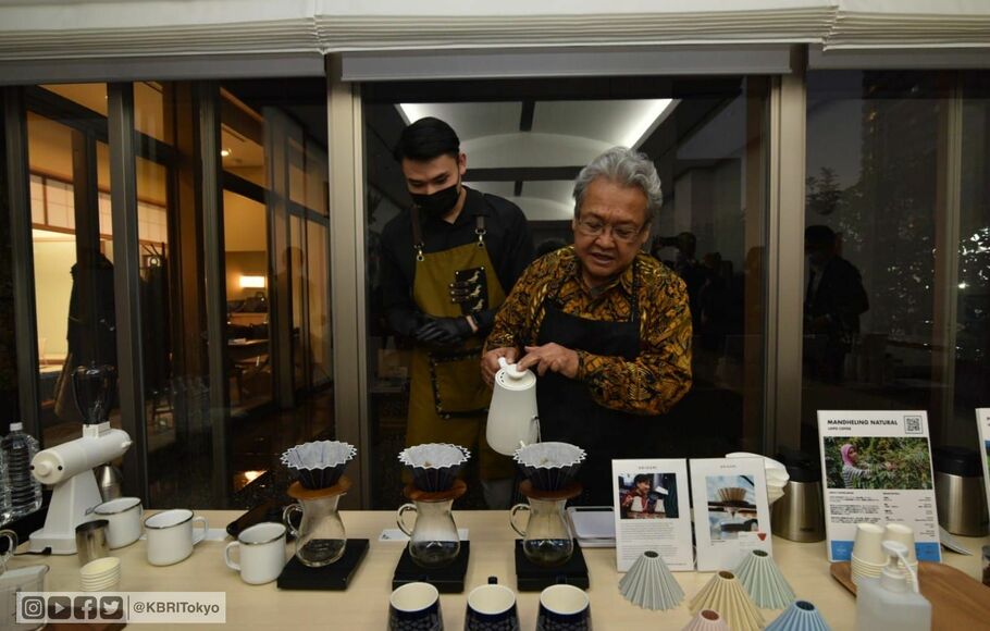 Dubes Heri Akhmadi menyajikan kopi Indonesia dalam Coffee with the Ambassador bersama 40 pebisnis kopi di KBRI Tokyo, Jepang.