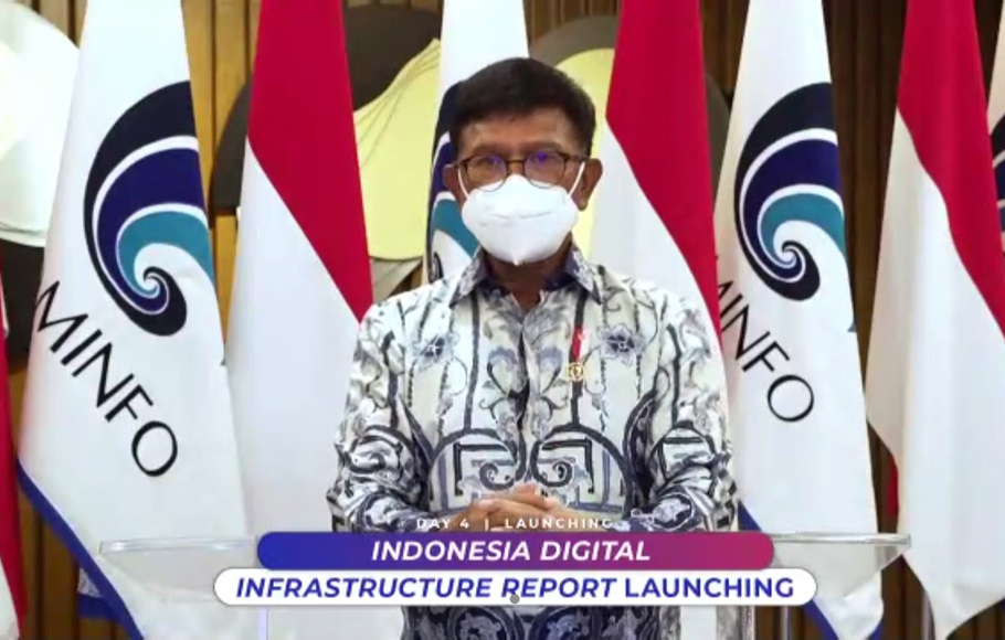 Menteri Komunikasi dan Informatika RI Johnny G. Plate memberikan pidato sambutan di acara Indonesia Digital Infrastructure Report sebagai salah satu rangkaian acara Economic Outlook 2022 yang digelar secara virtual, Kamis 25 November 2021.