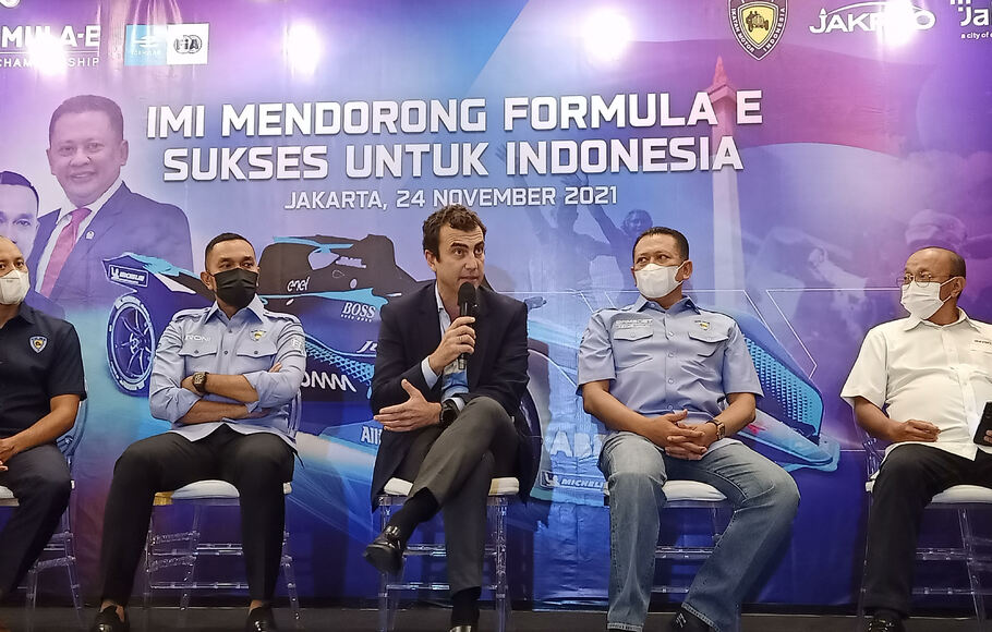 Co-Founder sekaligus Chief Championship Officer FEO Alberto Longo (tengah) di acara konferensi pers IMI soal Formula E Jakarta, di Kantor Blackstone, Jalan Proklamasi, Menteng, Jakarta Pusat, Rabu, 24 November 2021.