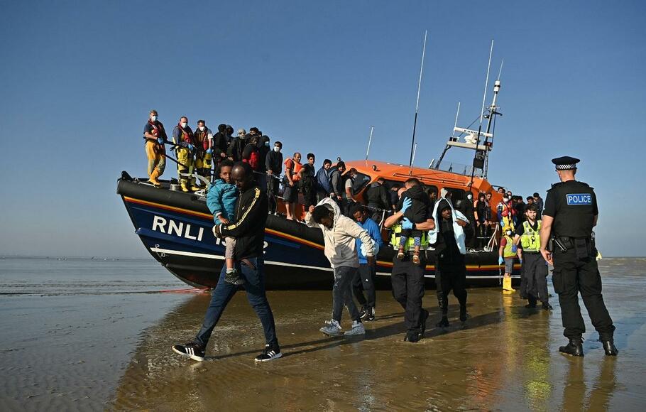 Para migran dikawal setelah dijemput sekoci RNLI (Royal National Lifeboat Institution) saat melintasi Selat Inggris, Dungeness, pada 7 September 2021.