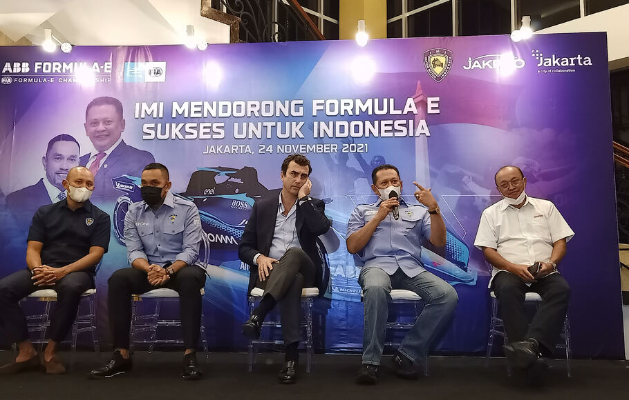 Ketua Umum IMI Bambang Soesatyo (kedua dari kanan) di acara konferensi IMI soal Formula E di Kantor Blackstone, Jalan Proklamasi, Menteng, Jakarta Pusat, Rabu, 24 November 2021.