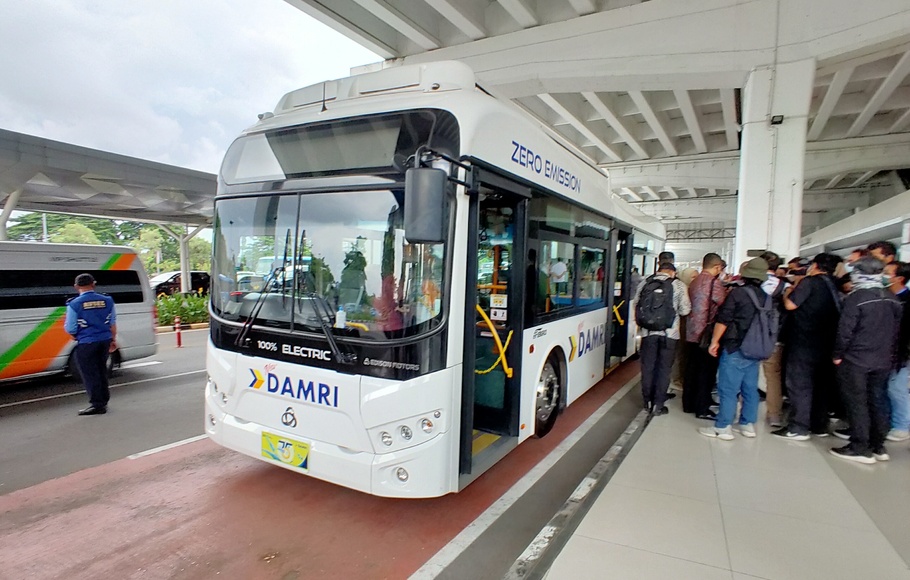 Uji coba bus listrik yang dilakukan Damri di Bandara Soekarno-Hatta, Kamis 25 November 2021.