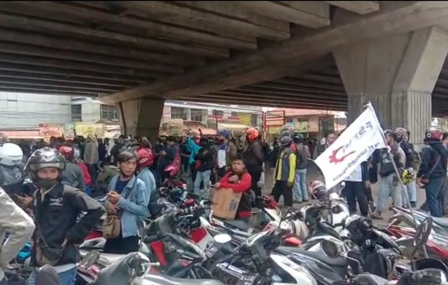 Aksi unjuk rasa Buruh Bekasi Melawan (BBM) diikuti ratusan buruh di Kabupaten Bekasi, Kamis, 25 November 2021.