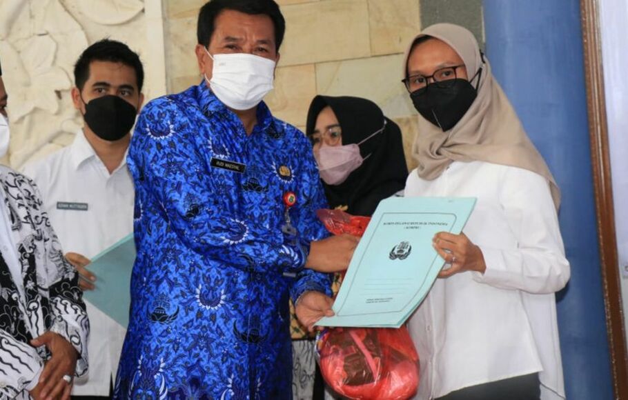 Ketua Korpri Kabupaten Tangerang, Maesyal Rasyid saat menyerahkan bantuan kepada keluarga guru yang meninggal selama pandemi Covid-19. 