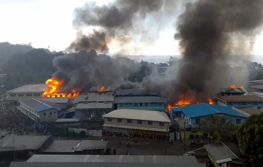 Gambar dari video yang menunjukkan bagian-bagian dari kawasan Pecinan di Honiara di Kepulauan Solomon terbakar, ketika para perusuh membakar gedung-gedung di ibu kota pada hari kedua protes anti-pemerintah.