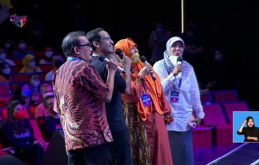 Mendikbudristek Nadiem Anwar Makarim reuni bersama tiga guru semasa duduk di bangku Sekolah Dasar (SD), pada acara peringatan Hari Guru Nasional (HGN) 2021, di JiExpo Kemayoran, Jakarta Pusat, Kamis, 25 November 2021.