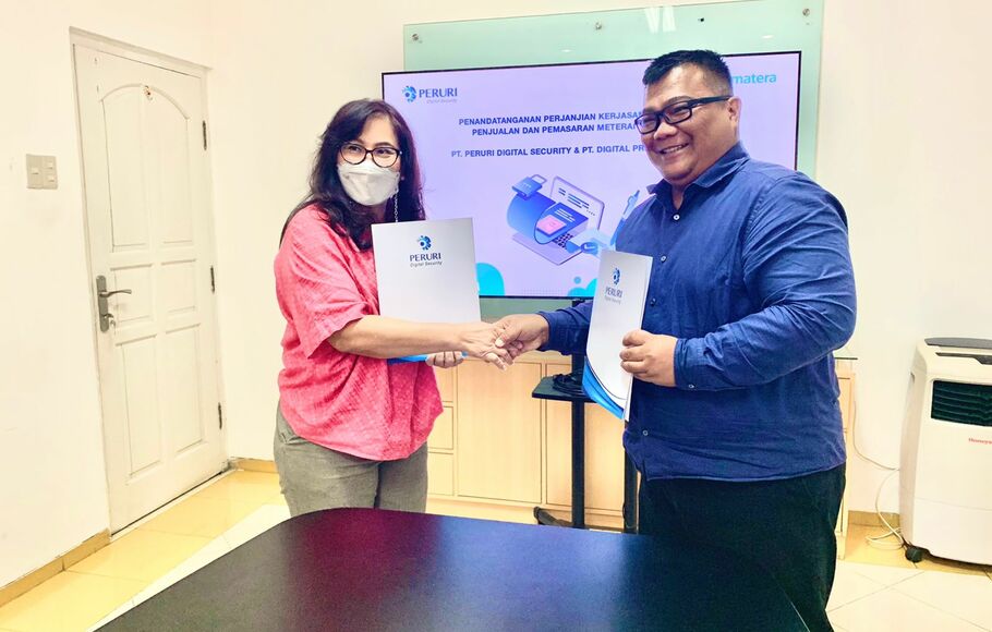 Perjanjian kerja sama pendistribusian meterai elektronik antara Direktur Utama Digiprimatera, Adios Purnama dan Direktur Utama PDS, Tetty Herawati Siregar pada Selasa, 23 November 2021.