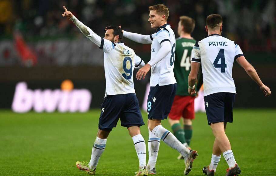 Para pemain Lazio merayakan gol ke gawang Lokomotiv Moscow dalam ajang Liga Europa, Kamis, 25 November 2021. 