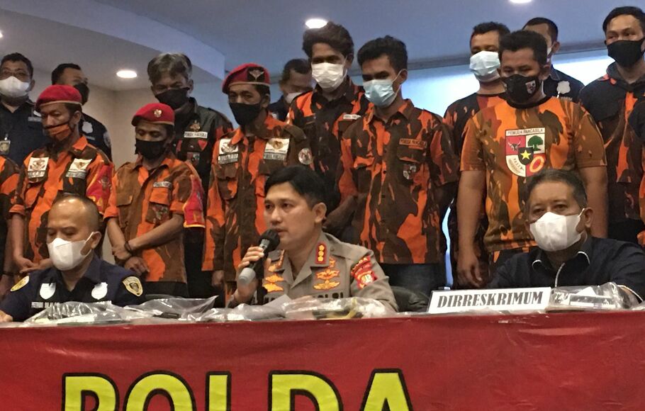 Kabid Humas Polda Metro Jaya, Kombes Endra Zulpan menetapkan 15 anggota ormas Pemuda Pancasila sebagai tersangka dalam konferensi pers di Polda Metro Jaya, Kamis, 25 November 2021. 