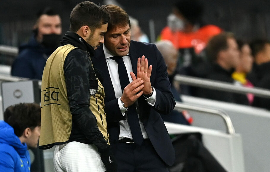 Pelatih Tottenham Hotspur, Antonio Conte, tengah memberi instruksi kepada pemain.
