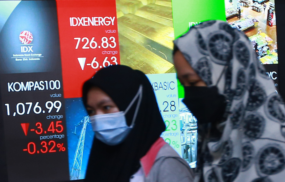 Karyawan melintas di Bursa Efek Indonesia (BEI) di Jakarta. 