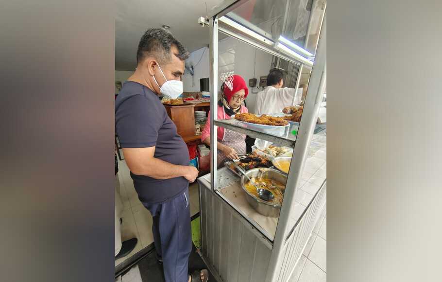 Sekjen Partai Gerindra Ahmad Muzani saat membeli makanan dari pedagang UMKM.