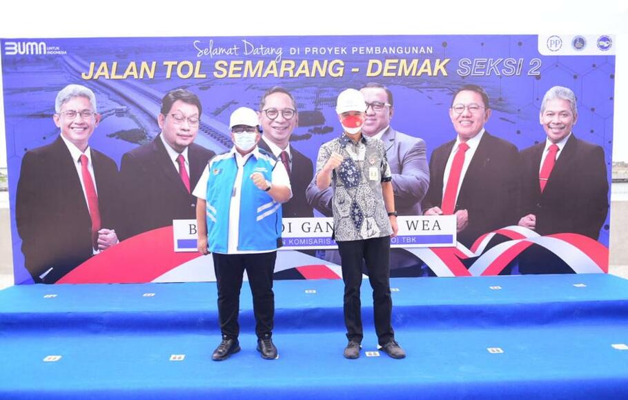 Gubernur Jawa Tengah Ganjar Pranowo bersama Komisaris Utama PTPP (Persero) Tbk Andi Gani Nena Wea meninjau proyek pembangunan Jalan Tol Semarang-Demak Seksi 2, Jumat, 26 November 2021.