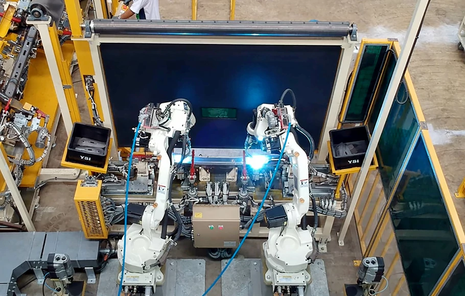 Penggunaan robot dalam produksi di pabrik komponen otomotif PT Dharma Polimetal di Cikarang, Jawa Barat.
