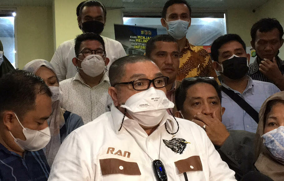 Ketua Badan Penyuluhan dan Pembelaan Hukum (BPPH) PP, Razman Arif Nasution (tengah) saat mendatangi Polda Metro Jaya, Jumat 26 November 2021.