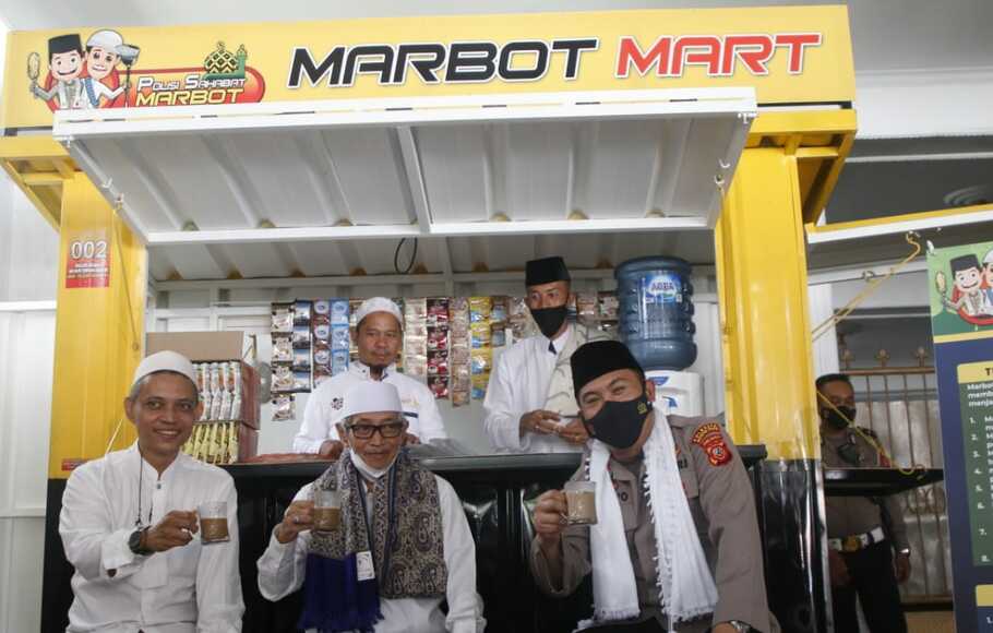  Kapolresta Bogor Kota Kombes Susatyo Purnomo Condro Marbot Mart kepada pengurus Masjid Keramat An-Nur Empang, Kecamatan Bogor Selatan, Kota Bogor, Jumat, 26 November 2021.